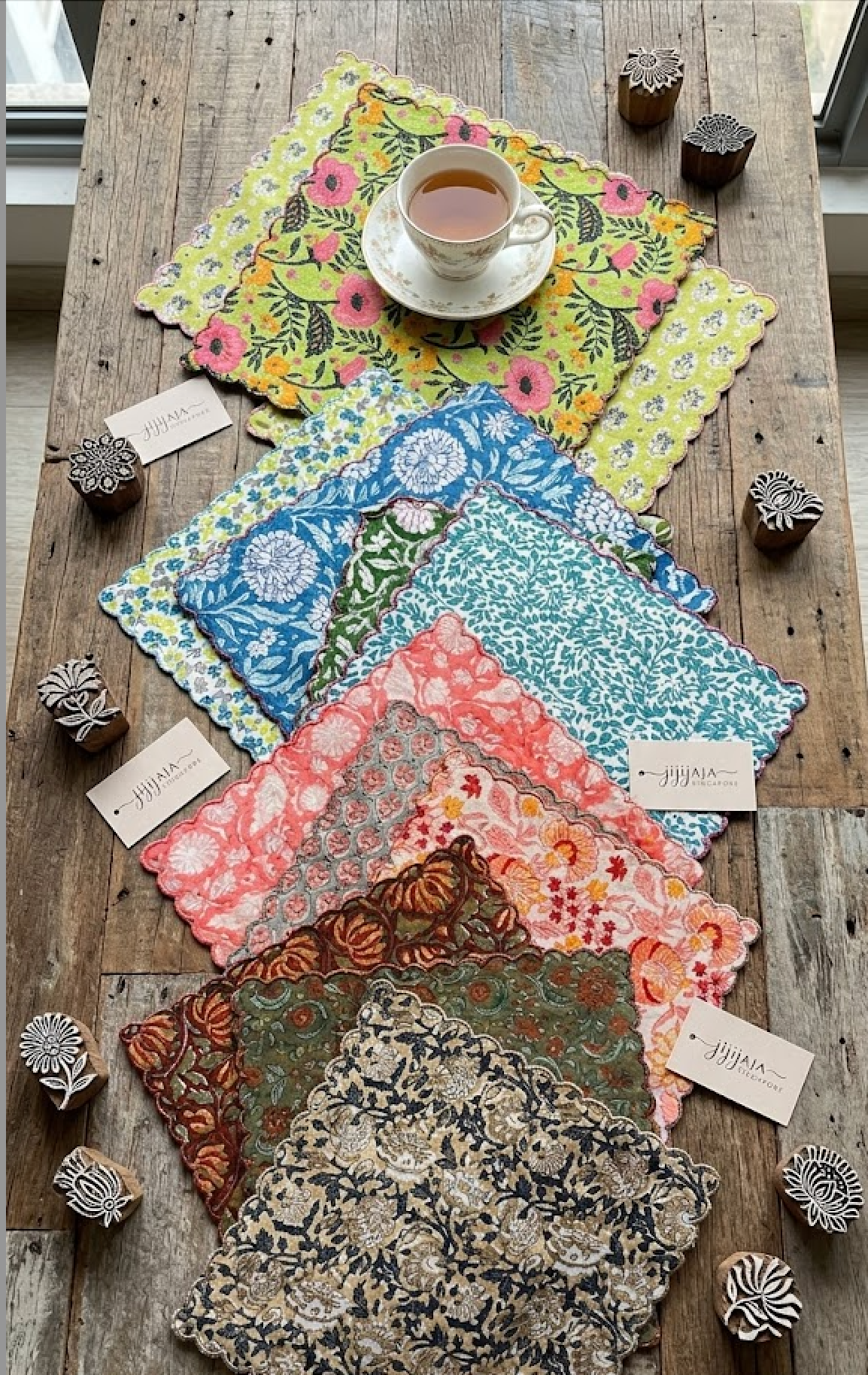 縁取り刺繍の上品ハンカチ