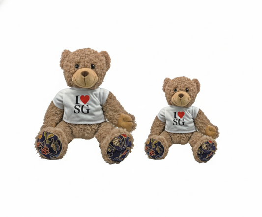 足裏がばてがバティック柄でできている2種類のサイズのテディベア